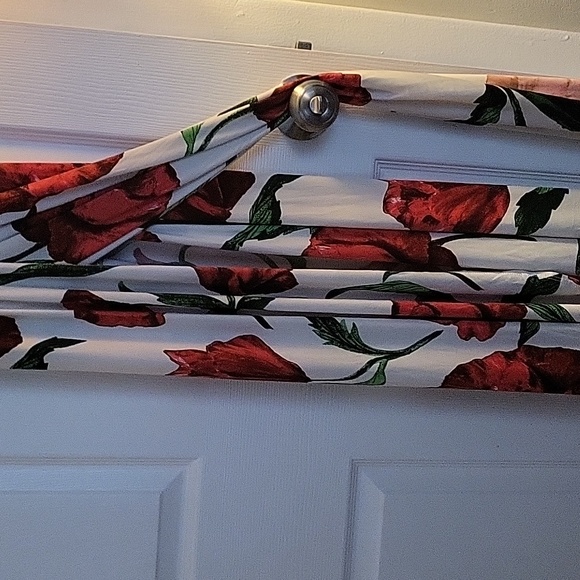 Beautiful dress. Has flap that opens in front to show off your legs! - Picture 3 of 3